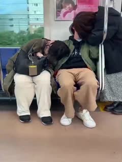 趁女友睡着和她闺蜜吻起了